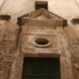 Il prospetto della chiesa, semplice ed elegante, si inscrive nel repertorio delle cappelle rurali e presenta, insieme alla tipica muratura in tufo, due lesene che fanno da cornice a un imponente portone architravato capeggiato da un timpano 